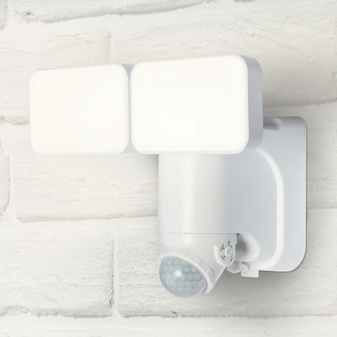 Globe Electric Globe Double Solar LED Motion Activated Security Light - Power Reserve Technology - 180° - White 2 Globe Electric Globe Double Solar LED Motion Activated Security Light - Power Reserve Technology - 180° - White - Image 2